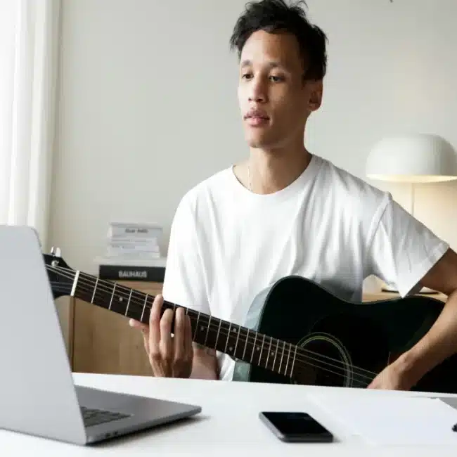 8 raisons de prendre des cours de guitare à domicile